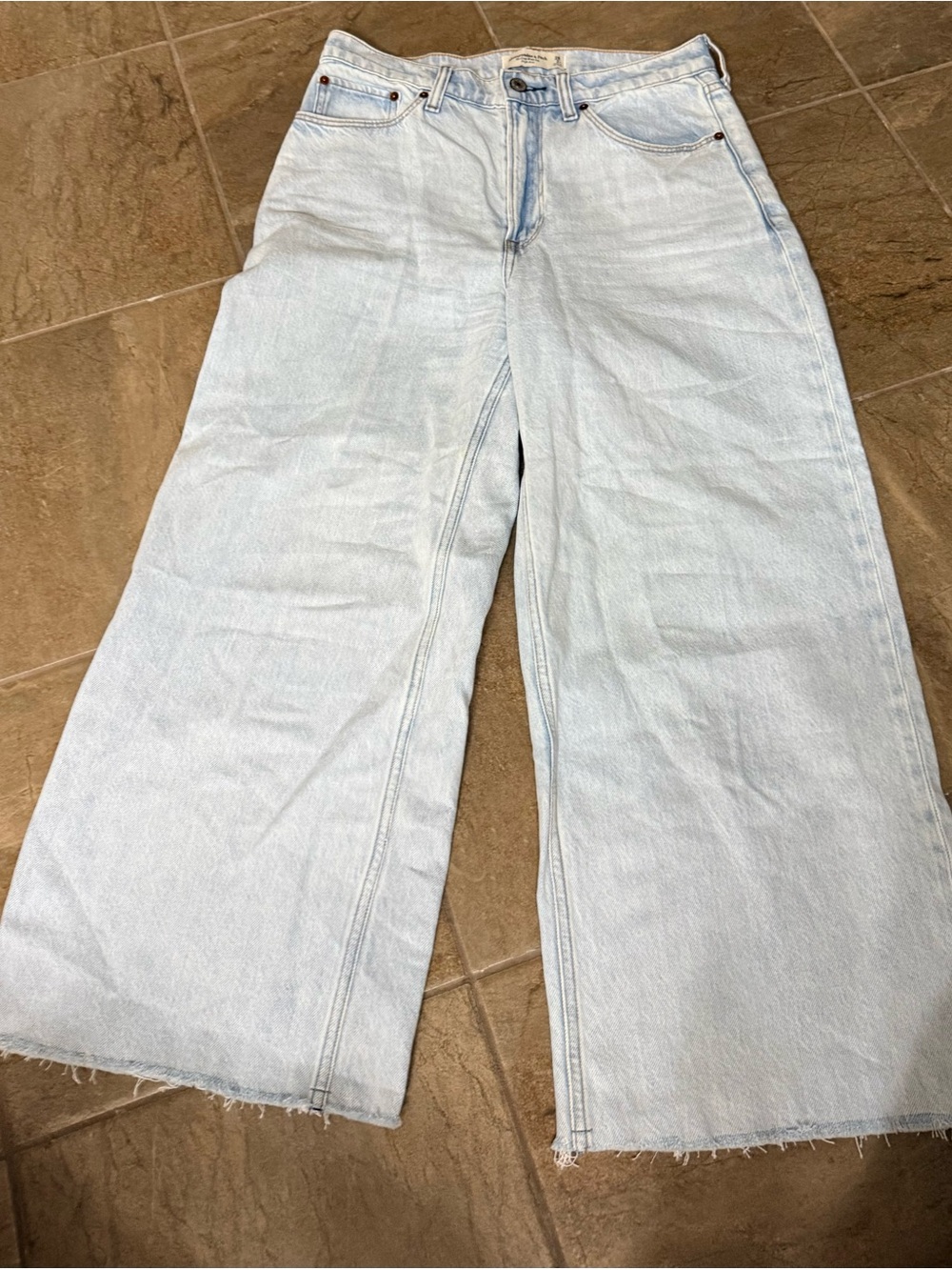 Abercrombie and Fitch hi rise wide leg distressed Lt wash sz2 - Picture 2 of 4
